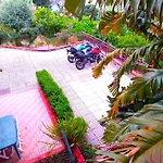 Sea View Garden Apartment *