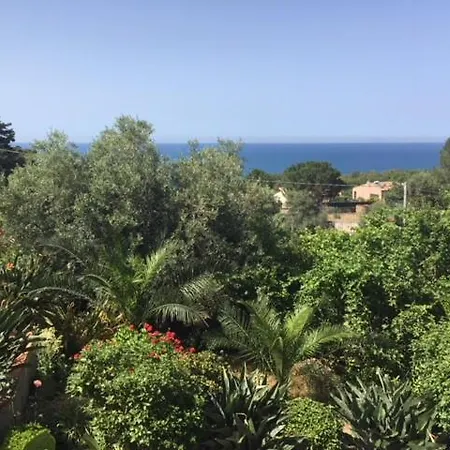 Sea View Garden 公寓 切法卢
