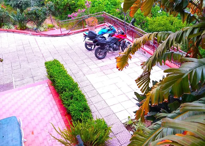 Sea View Garden Apartment *